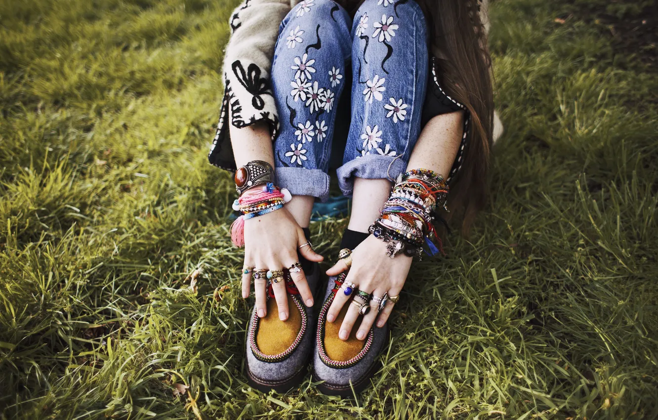 Фото обои обувь, руки, браслеты, фенечки