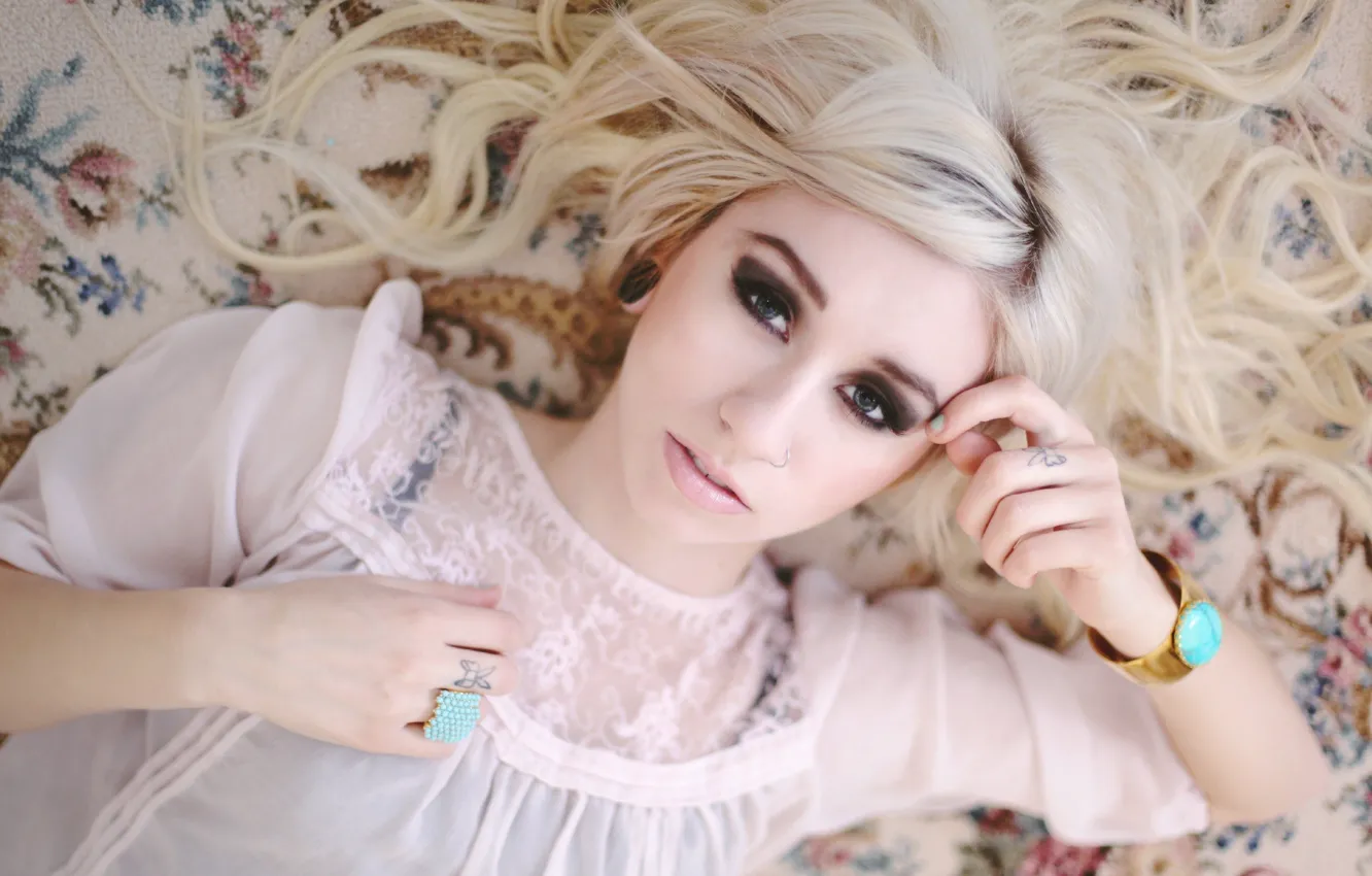Фото обои взгляд, девушка, модель, блондинка, браслет, Cassie Sue