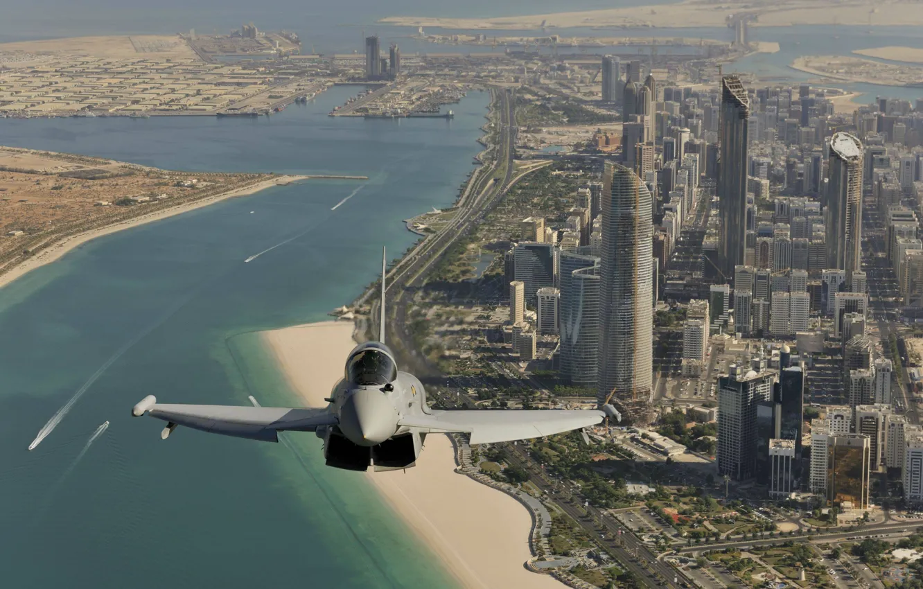 Фото обои полет, город, истребитель, Дубай, поколения, многоцелевой, Eurofighter Typhoon, четвертого