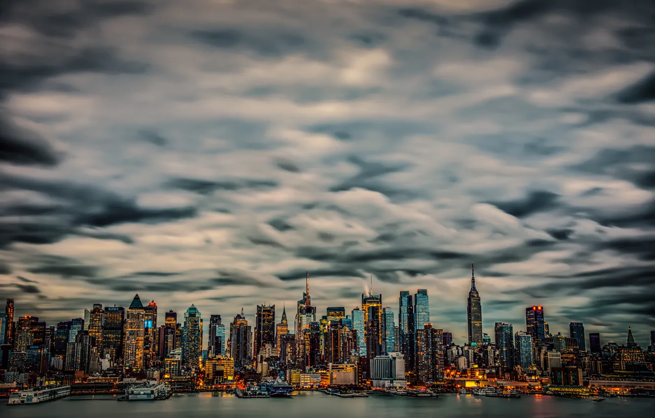Фото обои небо, тучи, город, огни, здания, освещение, Манхэттен, Нью Йорк