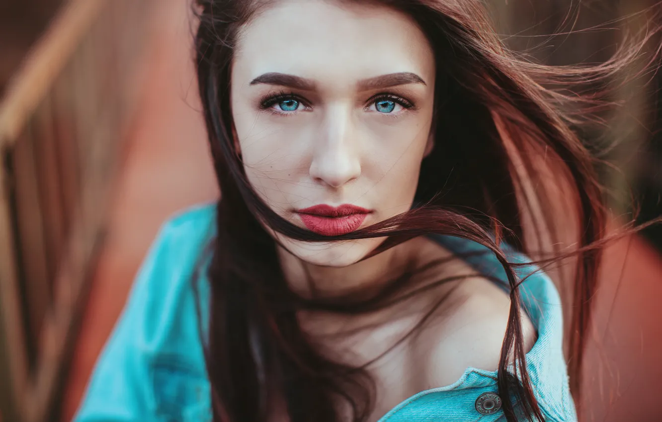 Фото обои взгляд, девушка, лицо, волосы, портрет, губки, голубые глаза, плечо