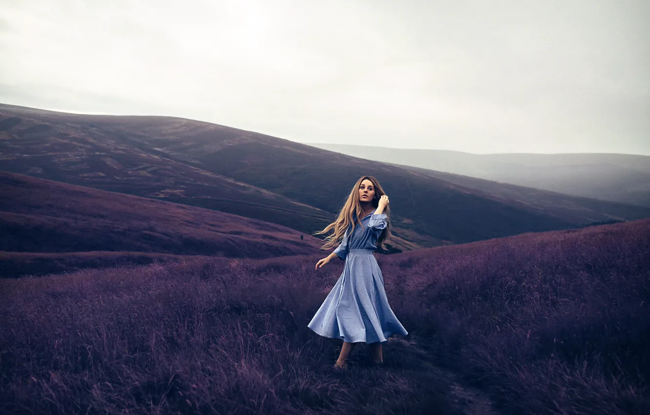 Фото обои девушка, холмы, платье, Rosie Hardy, Violet Mountains