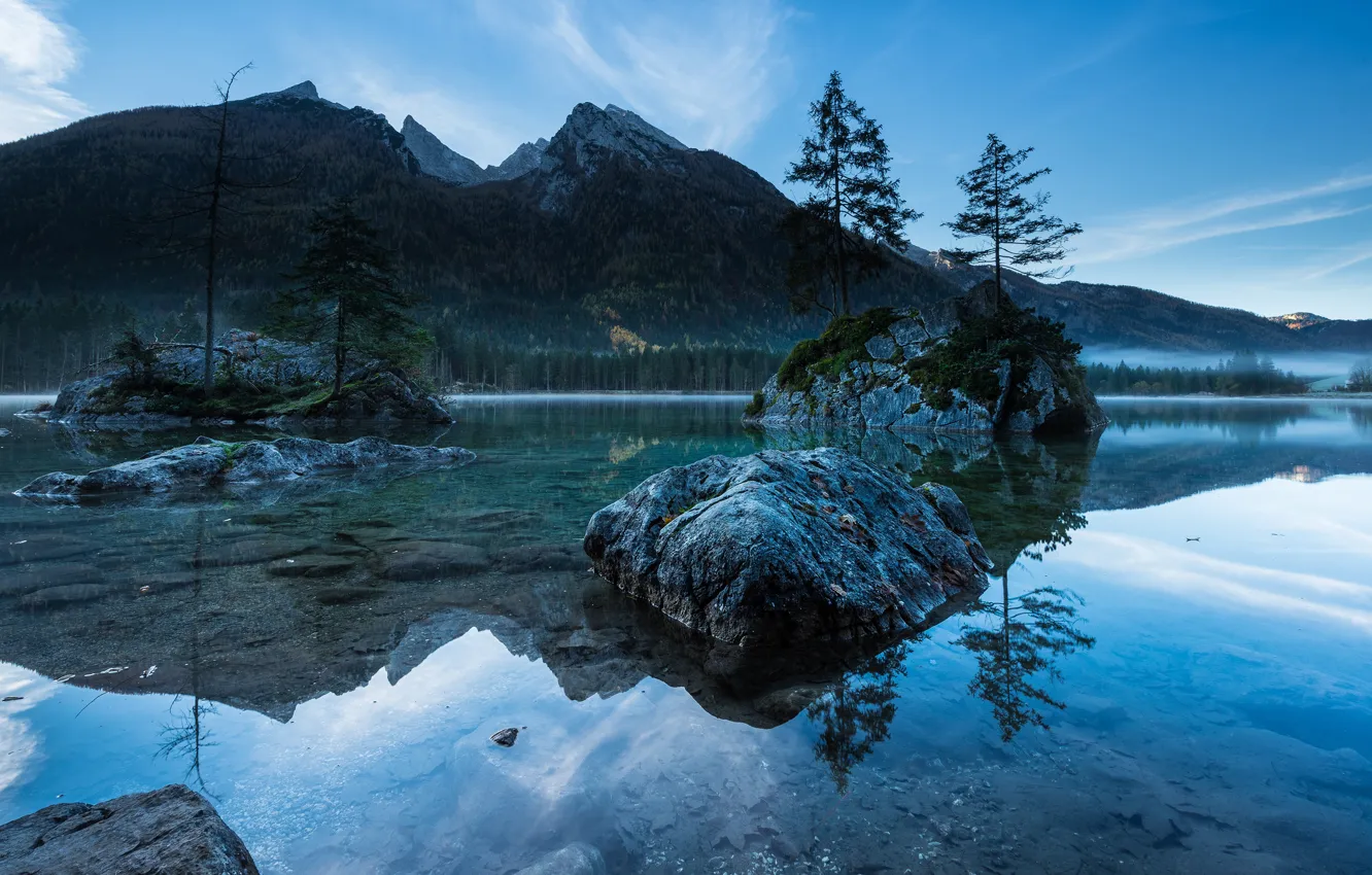 Фото обои лес, небо, деревья, горы, озеро, отражение, синева, камни
