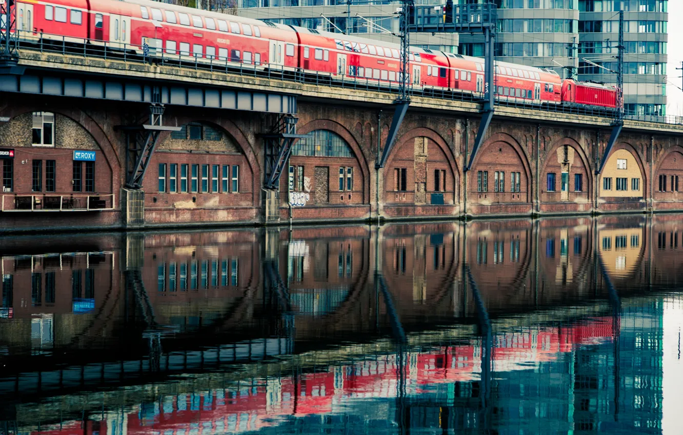 Фото обои вода, город, отражение, здание, поезд, вагоны
