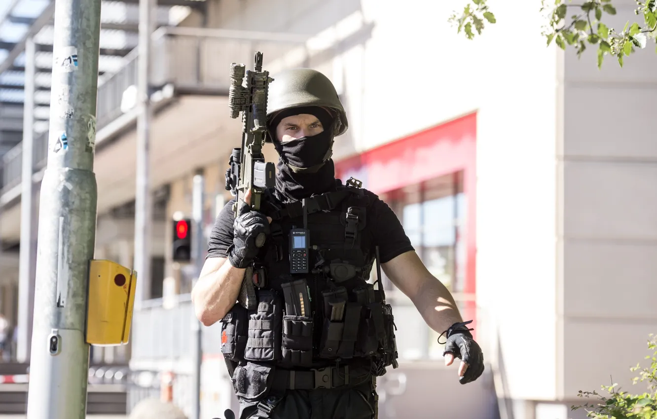 Фото обои soldier, military, helmet, assault rifle, uniform, equipment