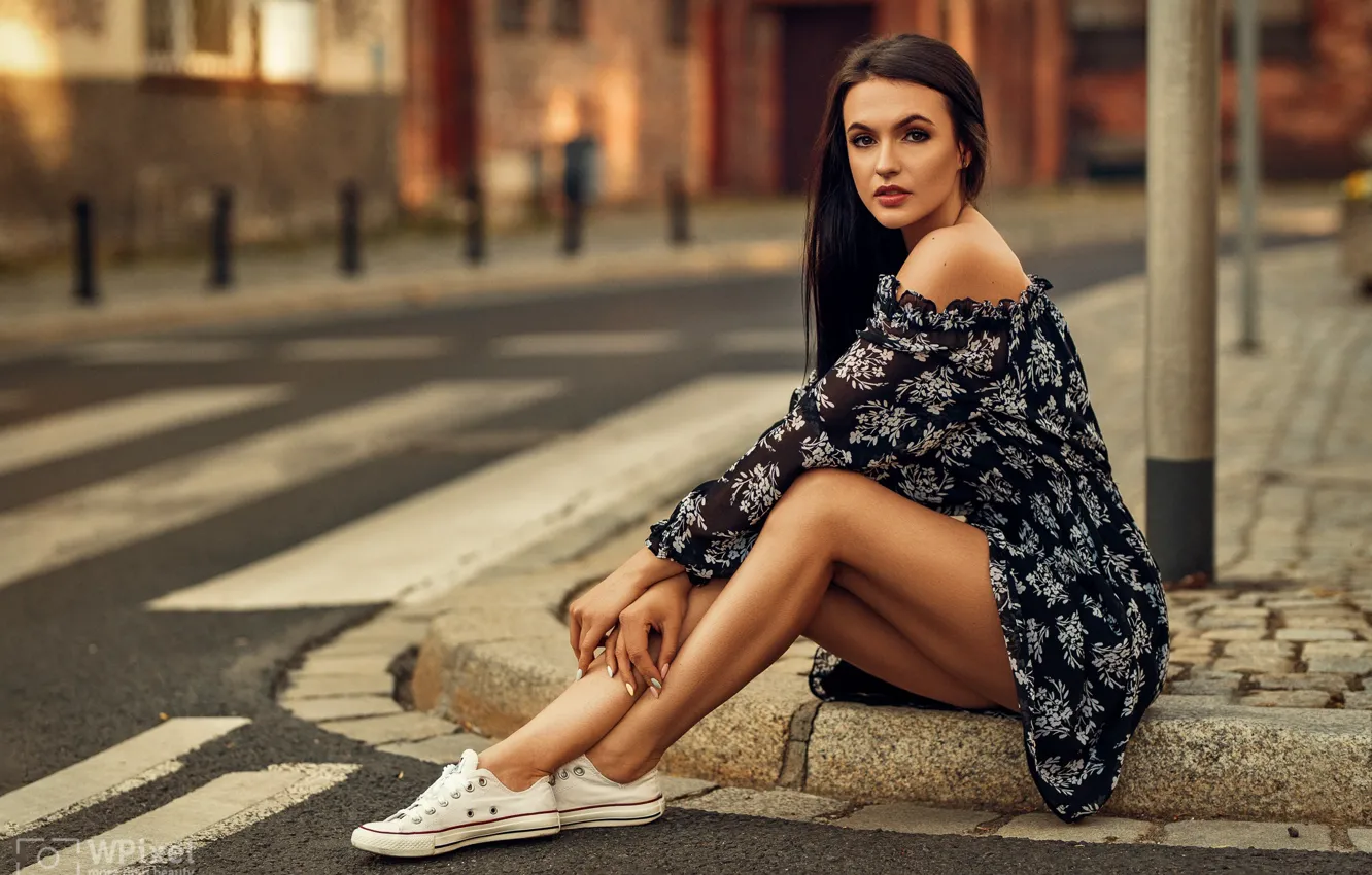 Фото обои взгляд, девушка, поза, улица, кеды, платье, ножки, Wojtek Polaczkiewicz