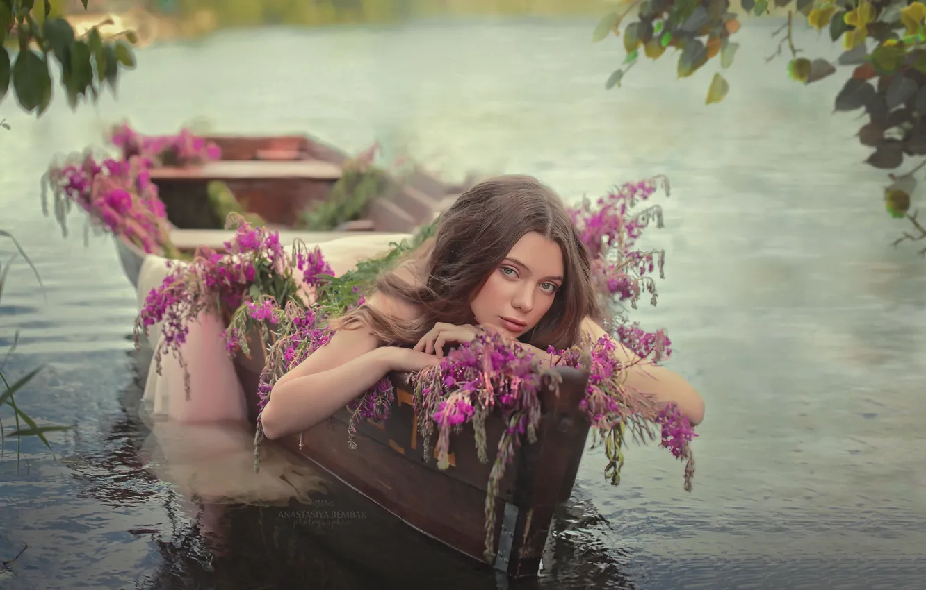 Фото обои вода, девушка, цветы, лицо, поза, настроение, лодка, Полина