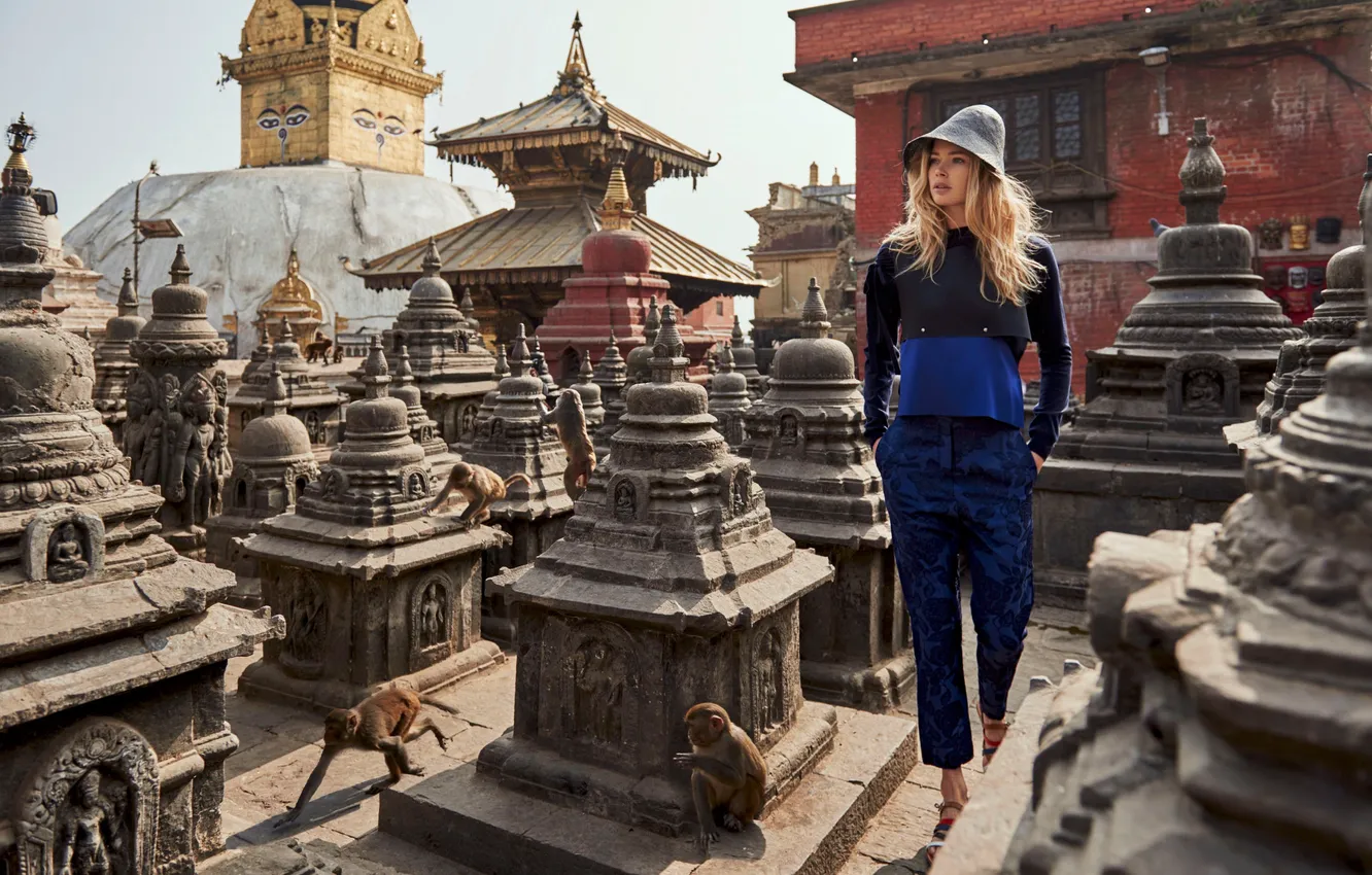 Фото обои модель, Doutzen Kroes, блондинка, фотограф, костюм, храм, обезьяны, фотосессия