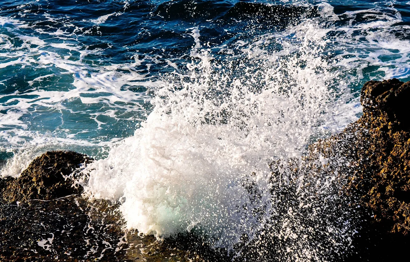 Фото обои море, пена, вода, капли, брызги, камни, берег, волна
