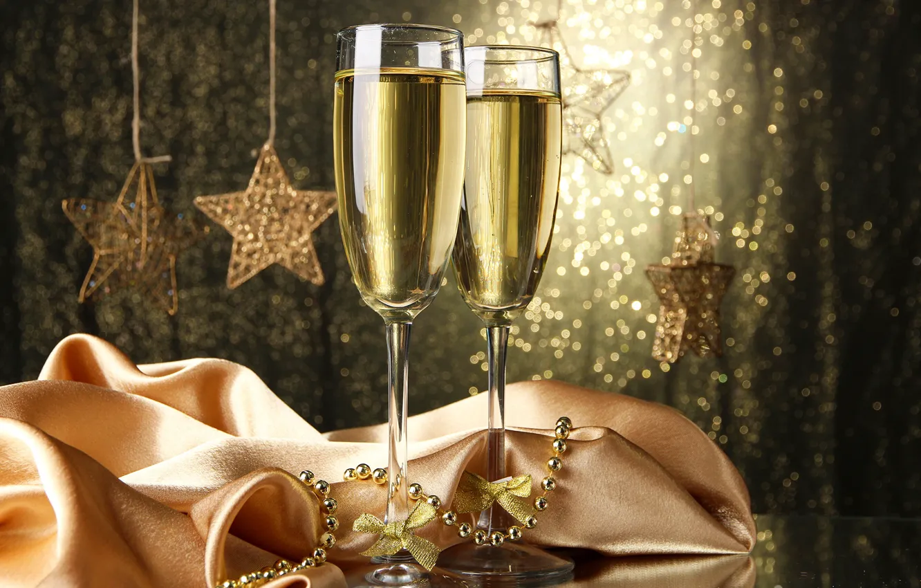 Фото обои звезды, блеск, новый год, бокалы, бусы, шампанское, 2018