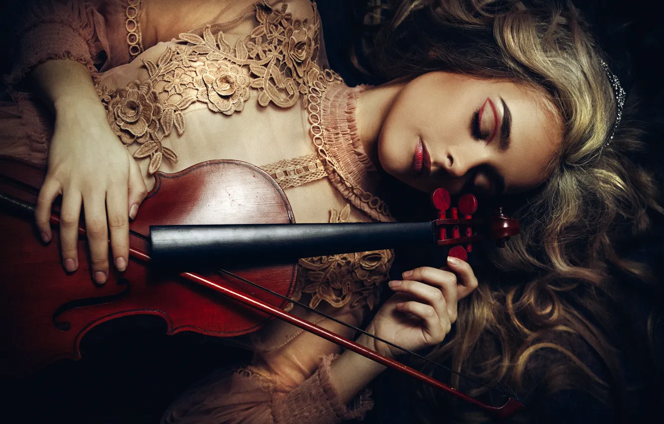 Фото обои девушка, лицо, настроение, скрипка, руки, макияж, смычок, закрытые глаза