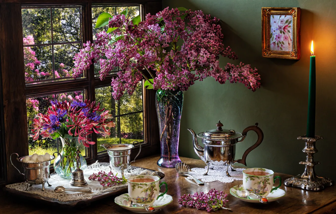 Фото обои цветы, стиль, свеча, чайник, чаепитие, чашки, ваза, кружки
