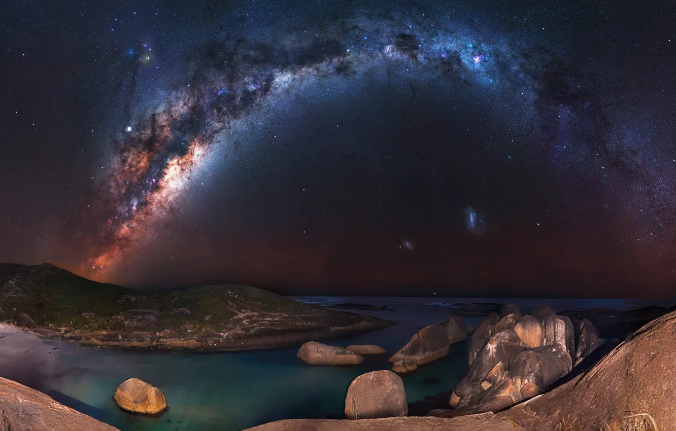 Фото обои море, звезды, ночь, камни, берег, Млечный путь, звездное небо