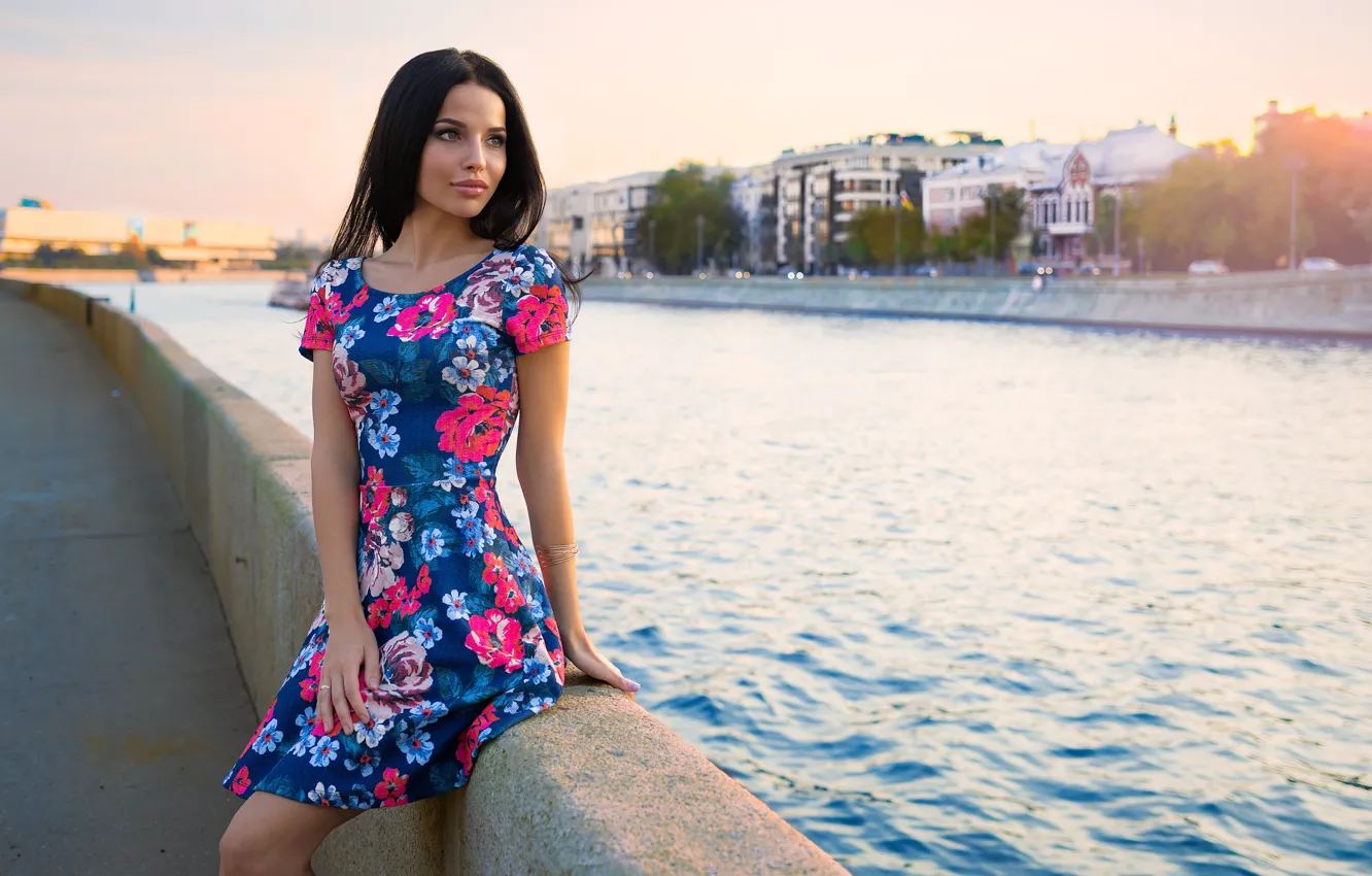 Фото обои вода, девушка, город, платье, брюнетка, Алина Михайлова