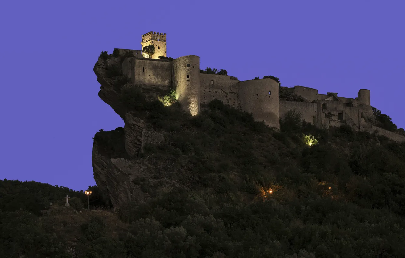 Фото обои ночь, огни, скала, замок, Италия, Абруццо, Роккаскаленья