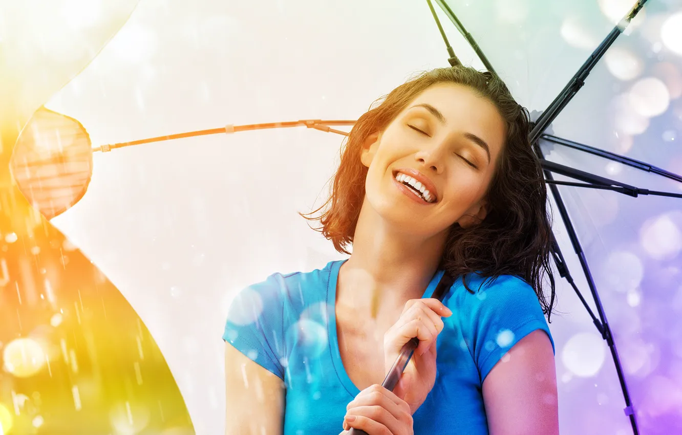 Фото обои солнце, капли, блики, дождь, зонт, макияж, футболка, прическа