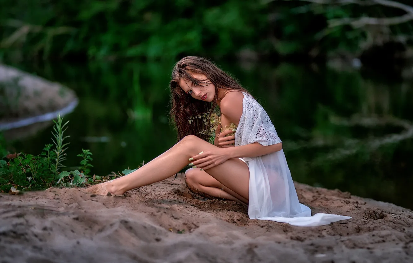 Фото обои девушка, природа, поза, пеньюар, ножки, длинные волосы, водоём, Вячеслав Цуркан