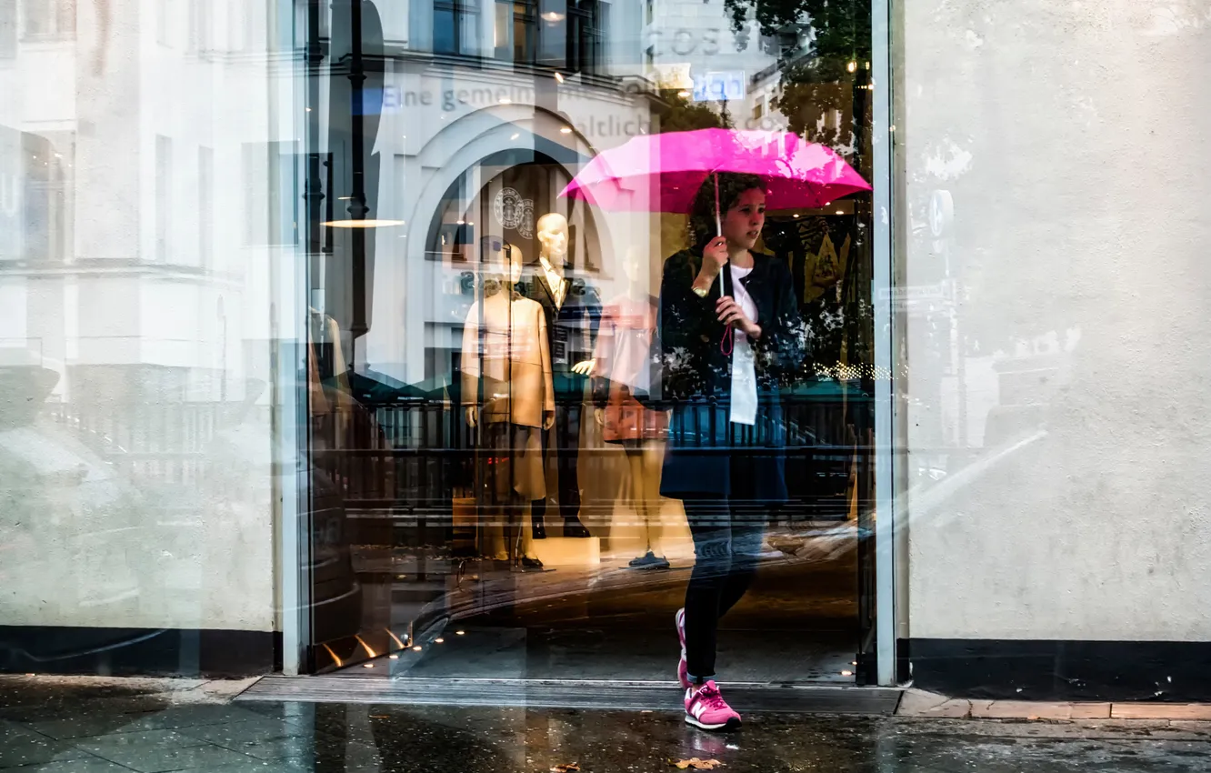 Фото обои девушка, отражение, зонт, витрина, Pink Umbrella