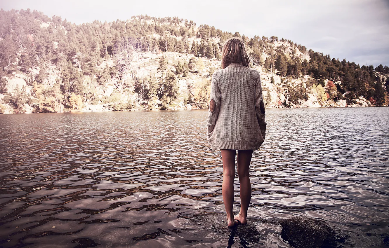 Фото обои девушка, пейзаж, озеро, свитер, босая, Maeliss