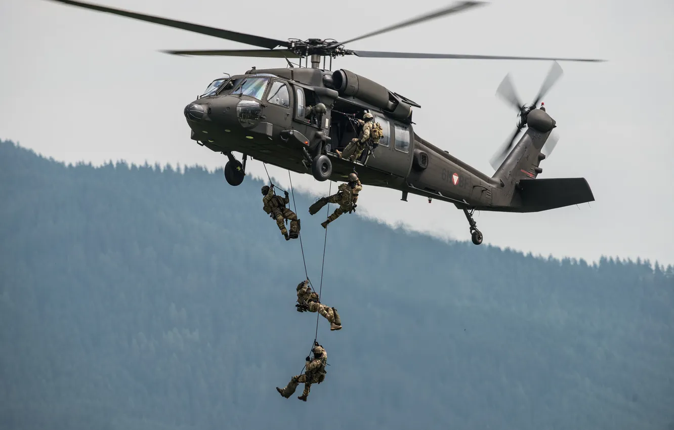 Фото обои солдаты, вертолёт, многоцелевой, Black Hawk, «Блэк Хок», Sikorsky S-70