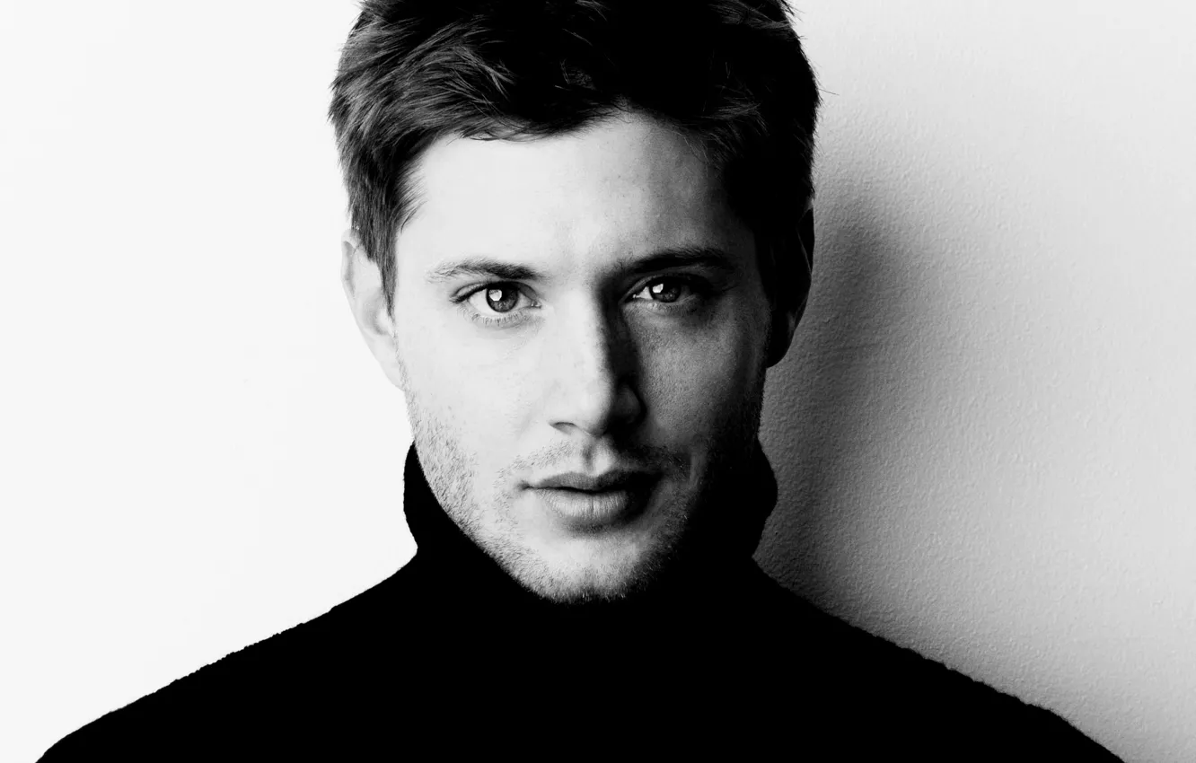 Фото обои лицо, актер, сериал, Jensen Ackles, черно-белый фон, сверхъестественное, supernatural, Дженсен Эклс