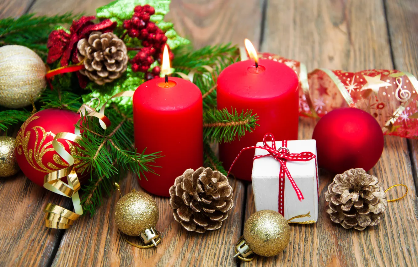 Фото обои ветки, огонь, праздник, шары, доски, свечи, Рождество, красные