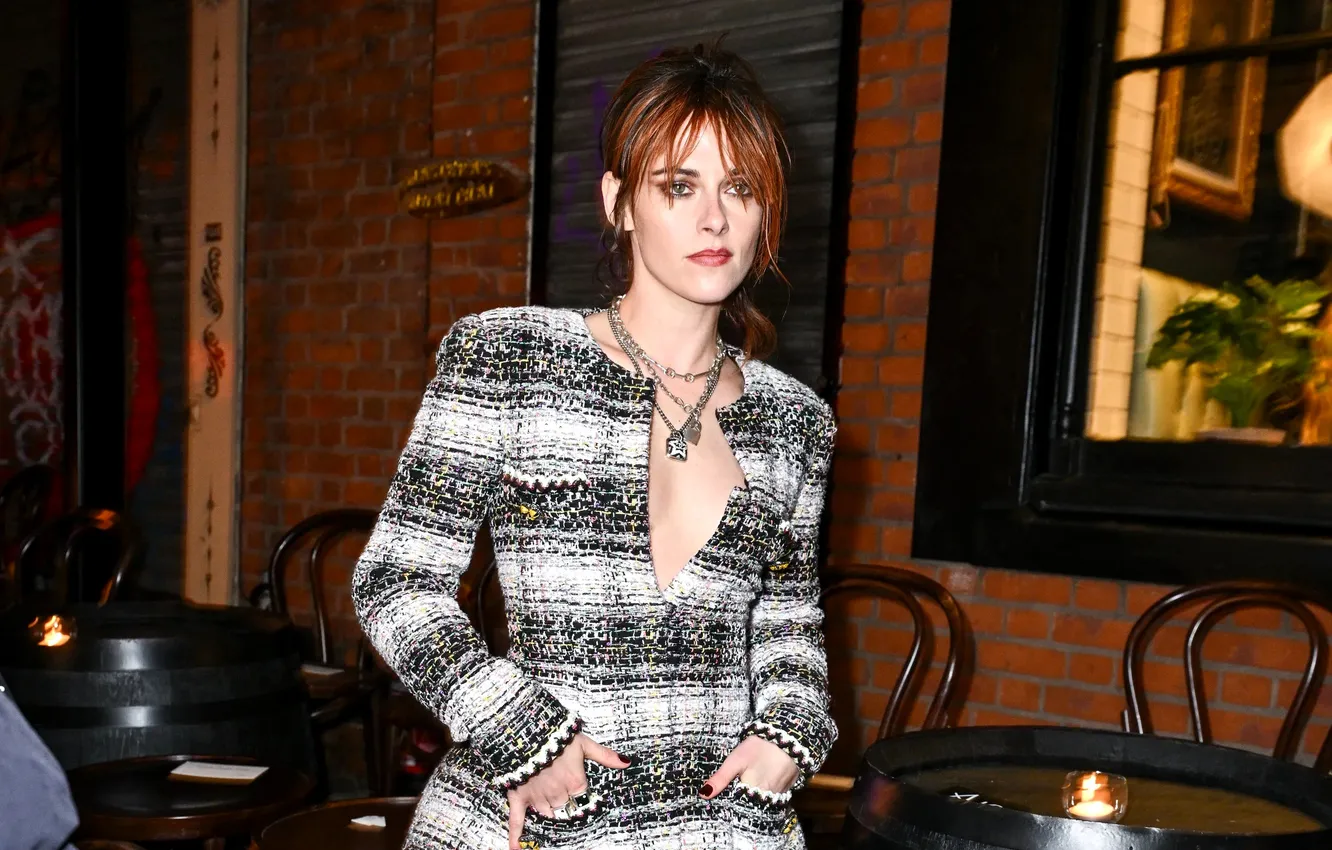 Фото обои взгляд, поза, бар, макияж, актриса, рыжая, Kristen Stewart, Кристен Стюарт