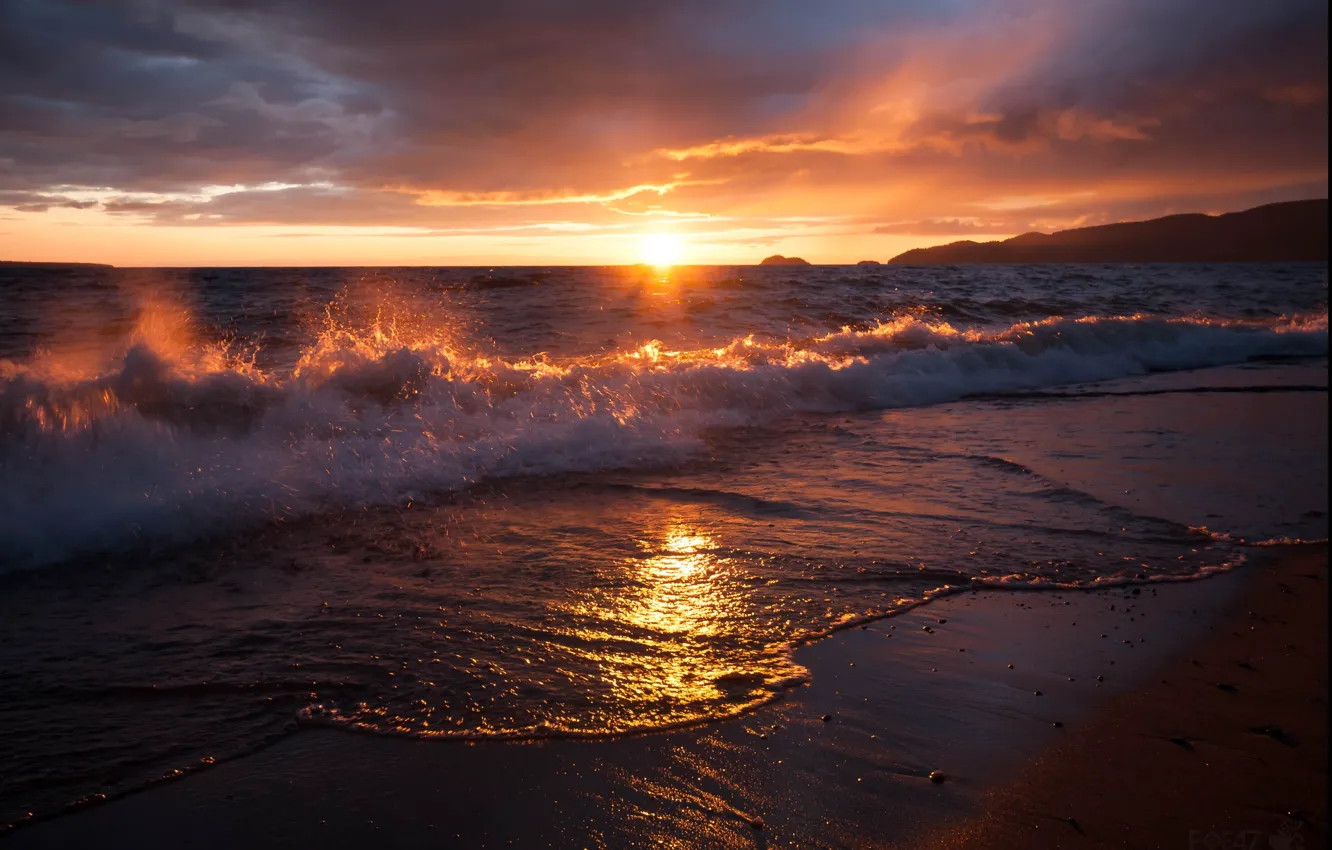 Фото обои песок, море, солнце, облака, рассвет, волна, прибой