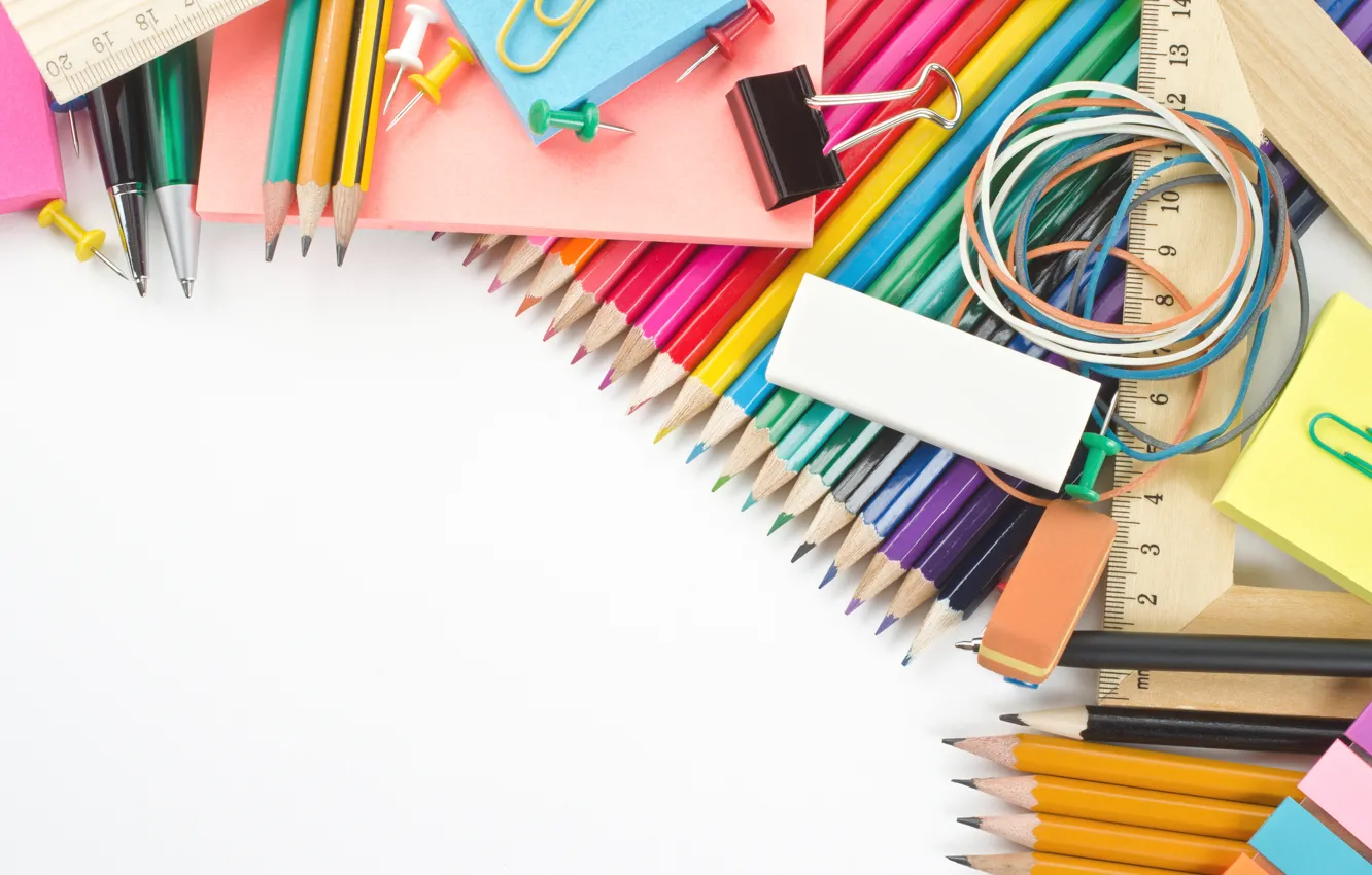 Фото обои карандаши, белый фон, ручки, разноцветные, скрепки, ластик, принадлежности, канцелярские