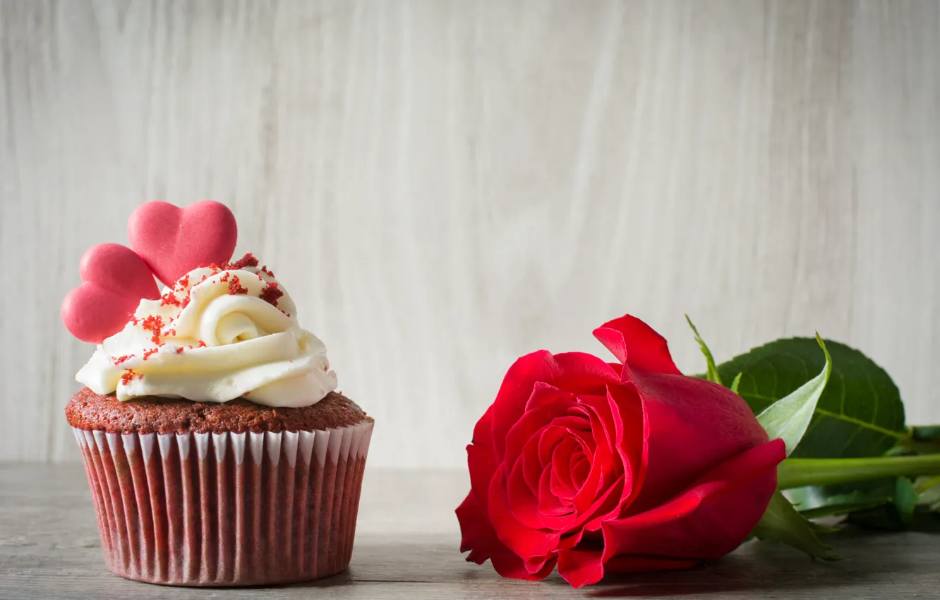 Фото обои роза, сердечки, красная, крем, выпечка, кекс, капкейк