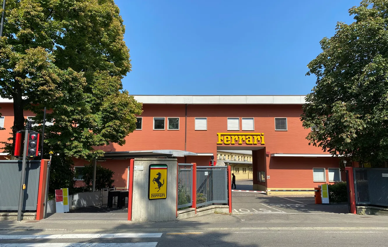 Фото обои ferrari, italia, road, historical, maranello, tarmac