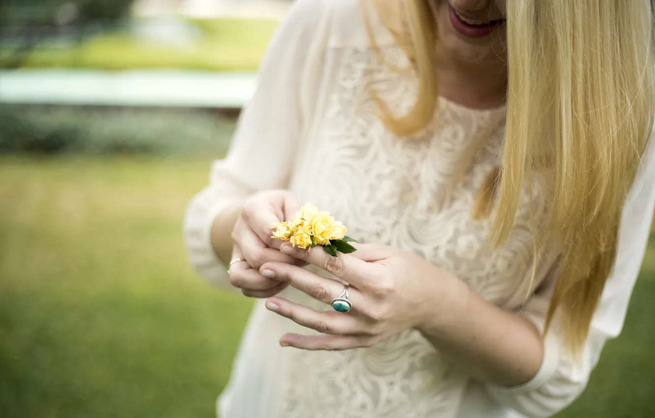 Фото обои цветок, девушка, улыбка, камень, кольцо, блондинка