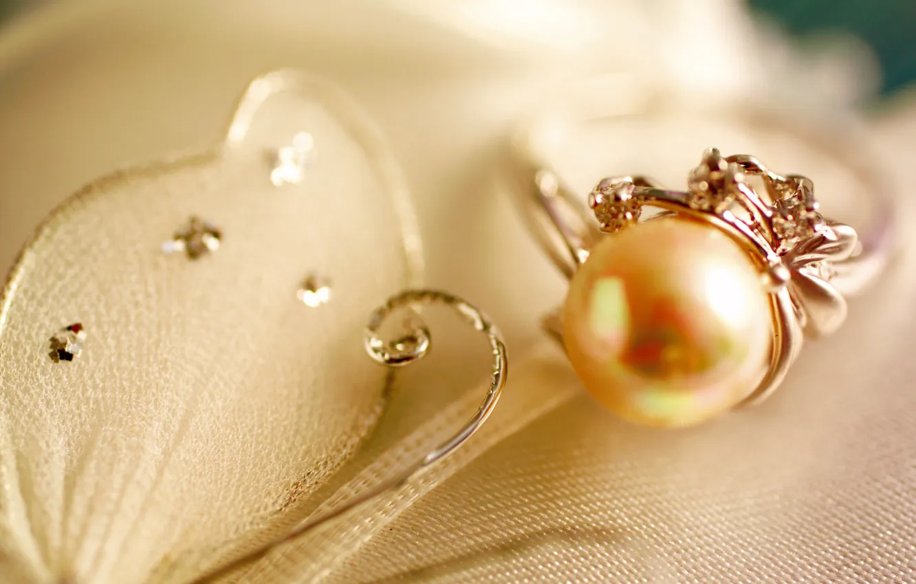 Фото обои макро, кольцо, ткань, жемчуг, белая, украшение, жемчужина