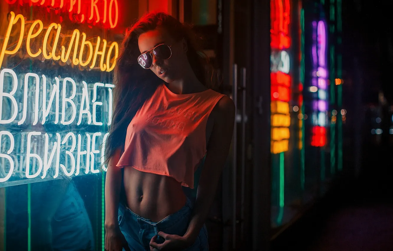 Фото обои грудь, ночь, огни, поза, животик, Девушка, джинсы, неон