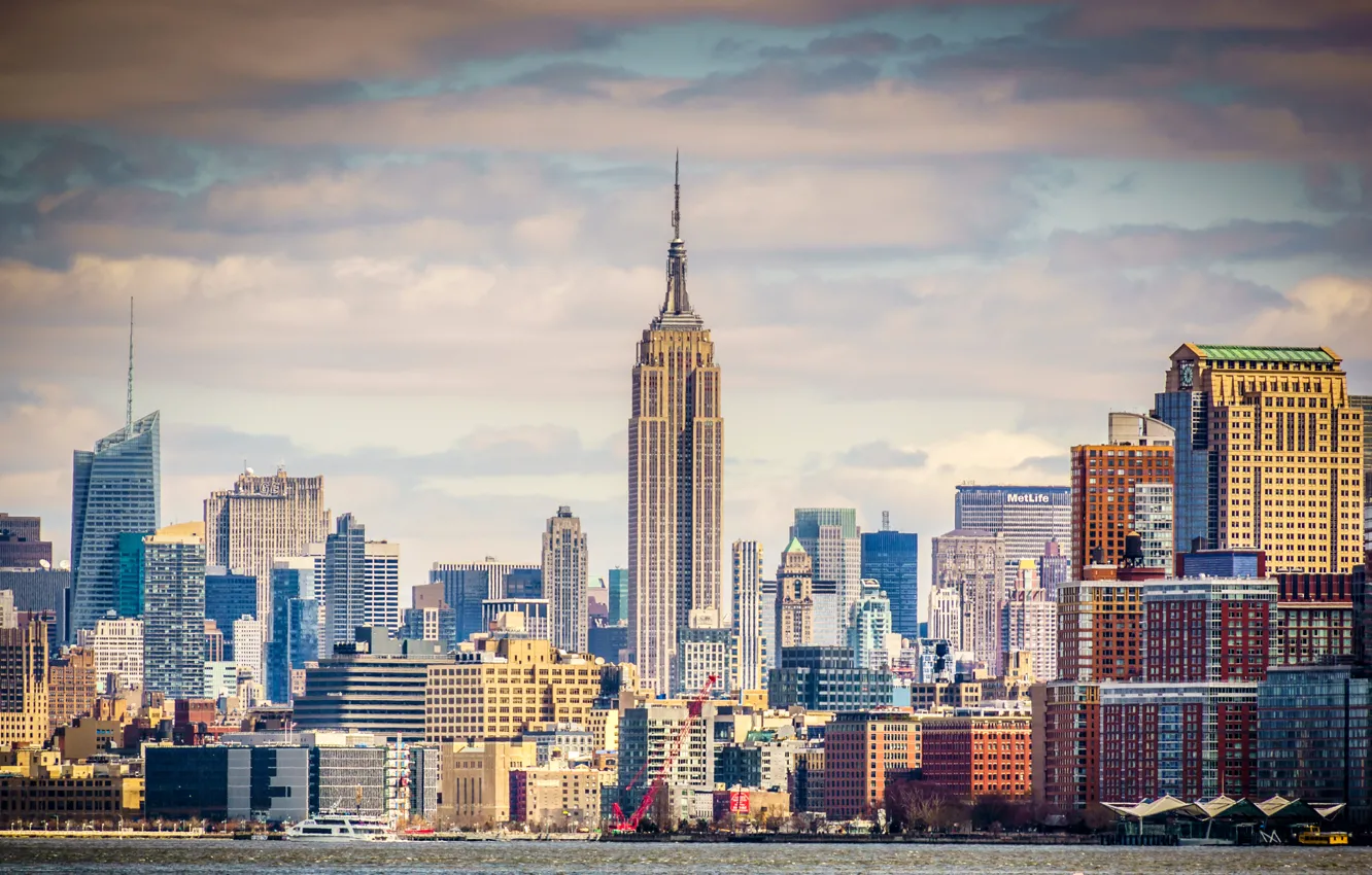 Фото обои небо, облака, река, башня, дома, нью-йорк, сша, Empire State Building