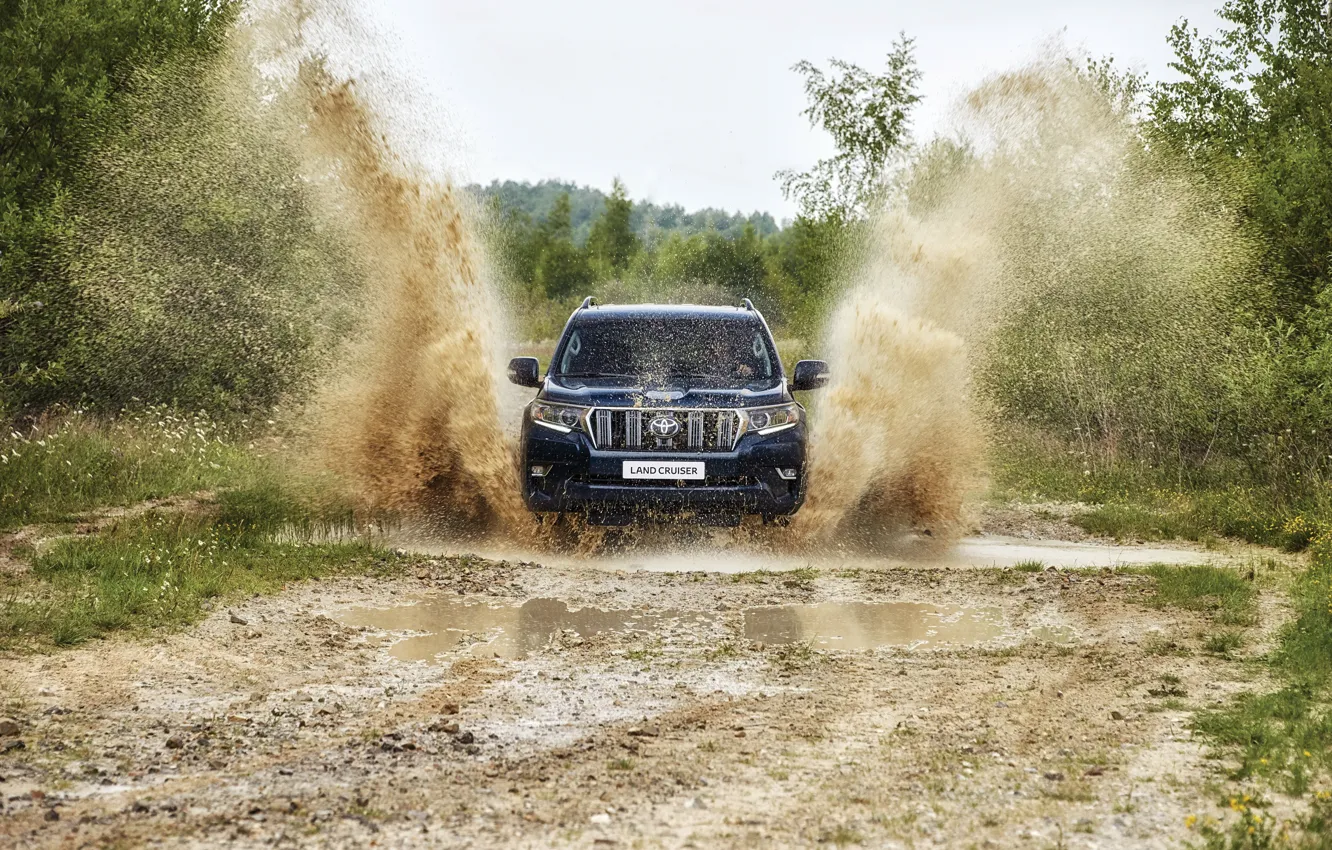 Фото обои трава, вода, брызги, лужа, грязь, внедорожник, Toyota, 4x4