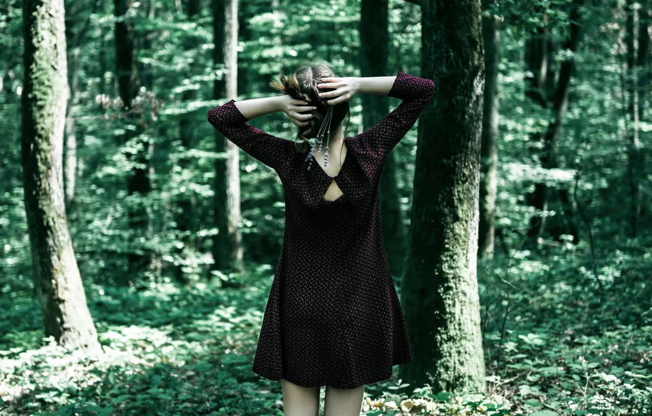 Фото обои лес, девушка, платье, цветочки, Cornelia Pavlyshyn