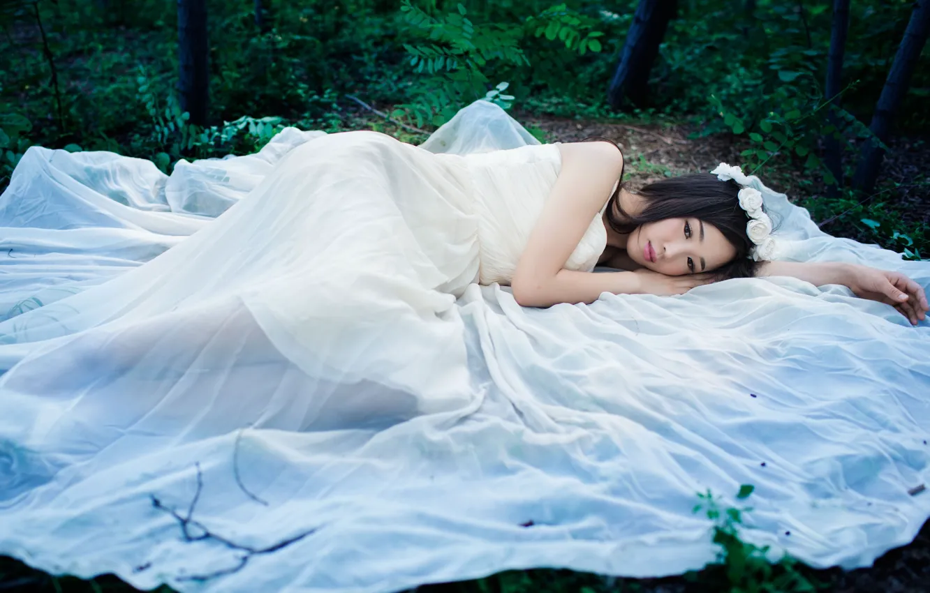 Фото обои грусть, лес, взгляд, листья, девушка, деревья, цветы, природа