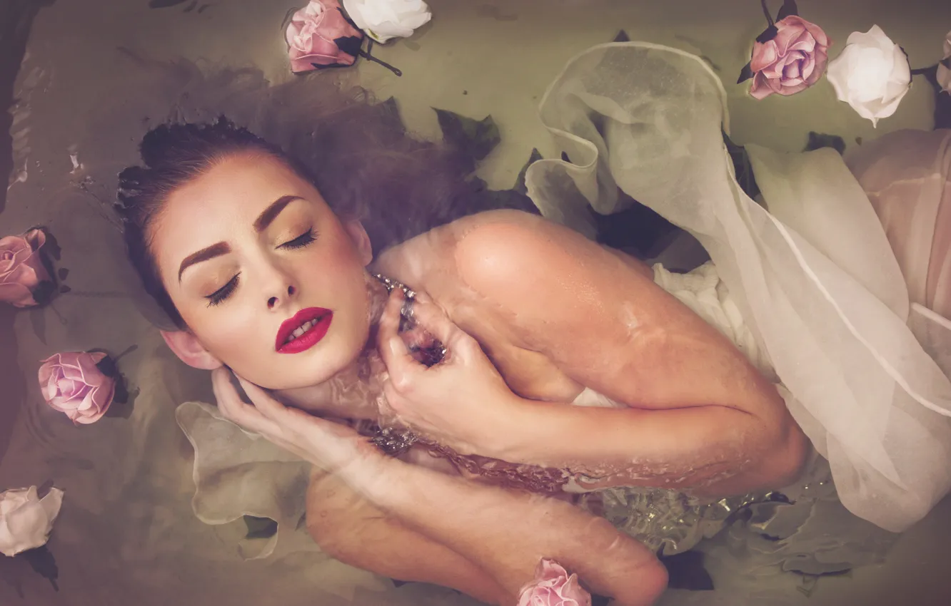 Фото обои вода, девушка, цветы, розы