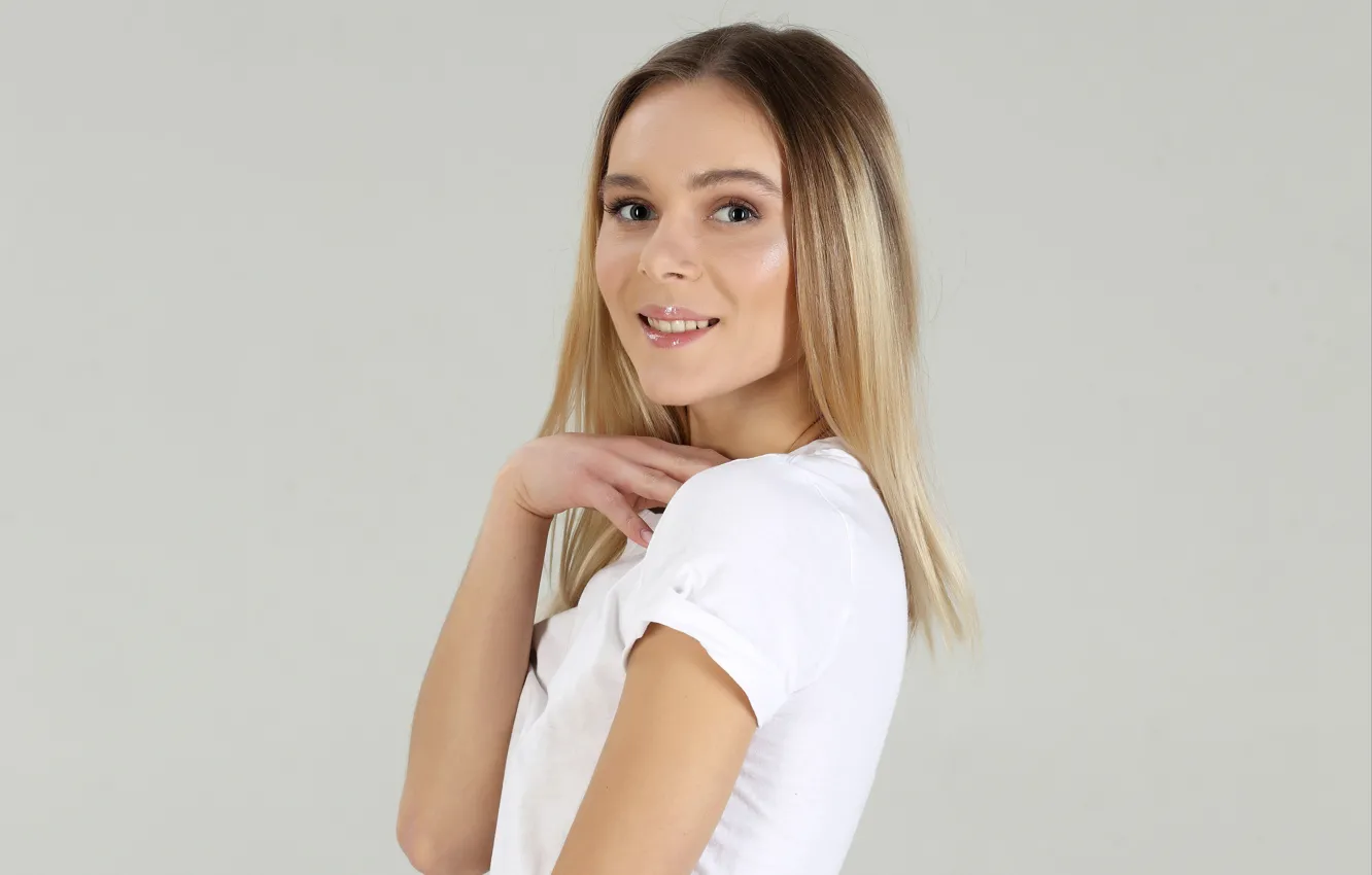 Фото обои smile, model, blonde, White T-Shirt, Karissa Diamond