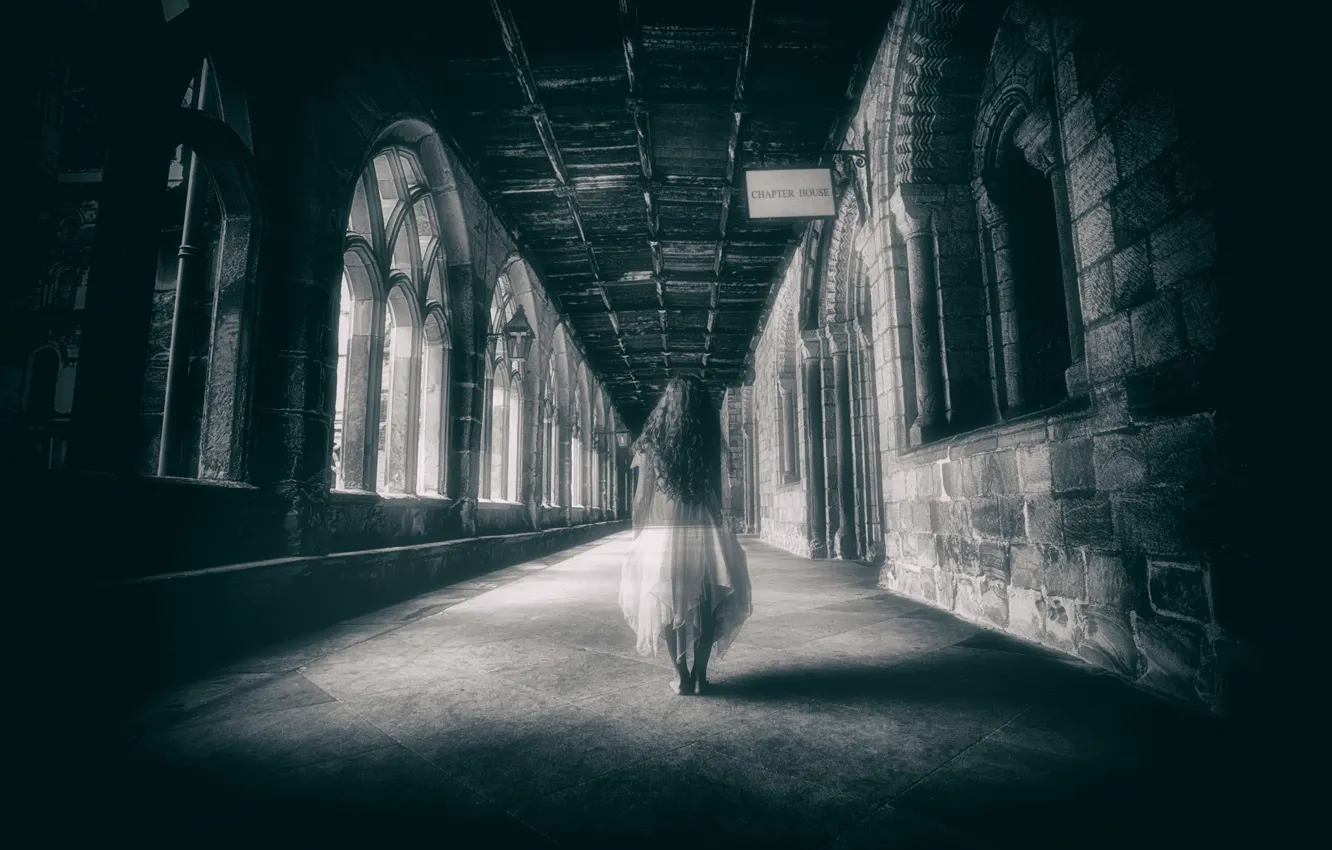 Фото обои замок, коридор, призрак, девочка, Alone