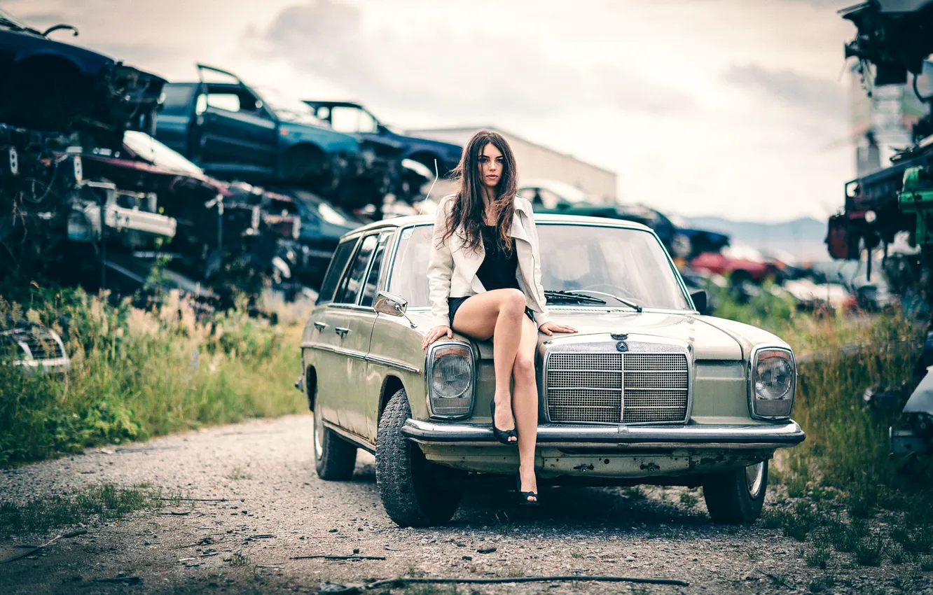 Фото обои авто, девушка, ножки, Laura Gra