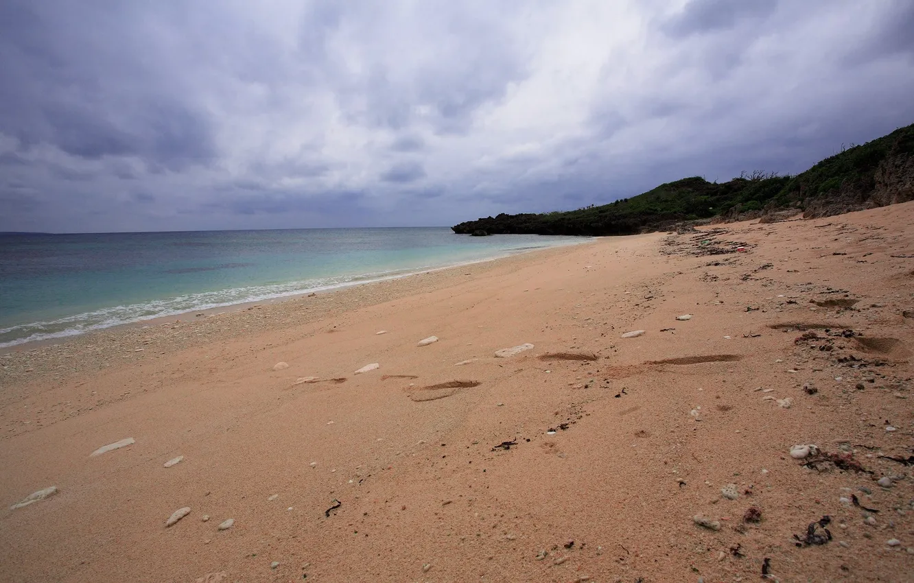 Фото обои песок, море, небо, облака, фото, берег, склон