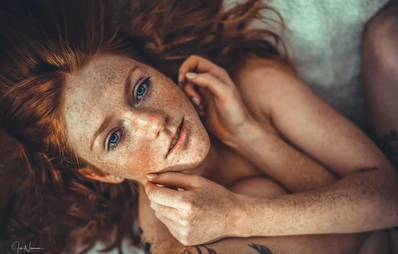 Фото обои взгляд, девушка, лицо, руки, веснушки, рыжая, рыжеволосая, Annika