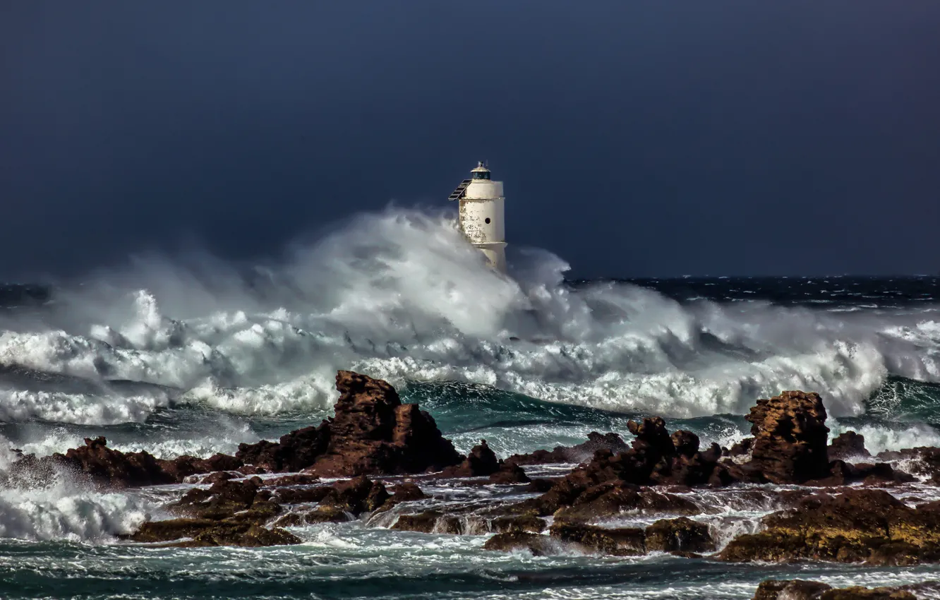 Фото обои море, волны, брызги, маяк, буря, море взволнованное, серые облака