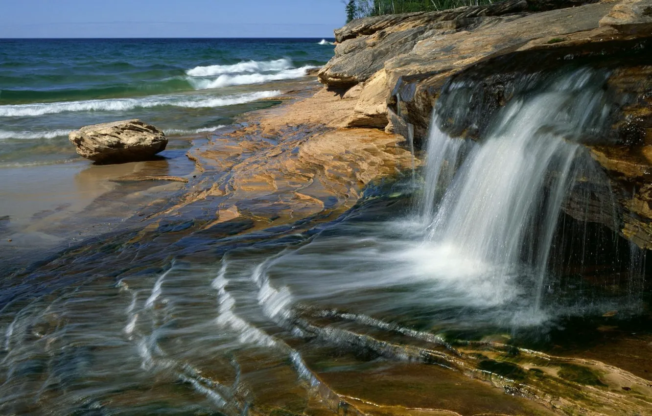 Фото обои море, вода, камни, берег, водопадик, струи