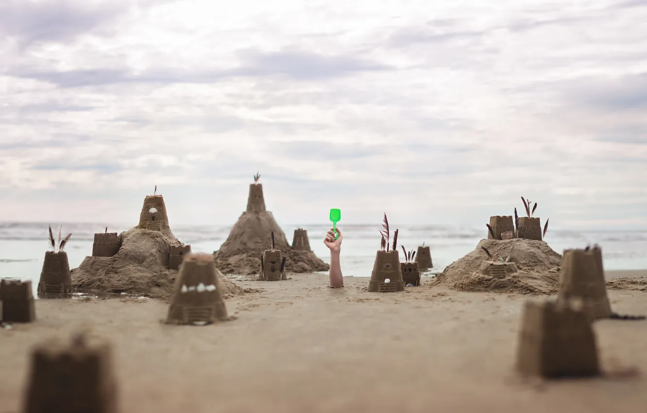 Фото обои песок, море, рука, замки