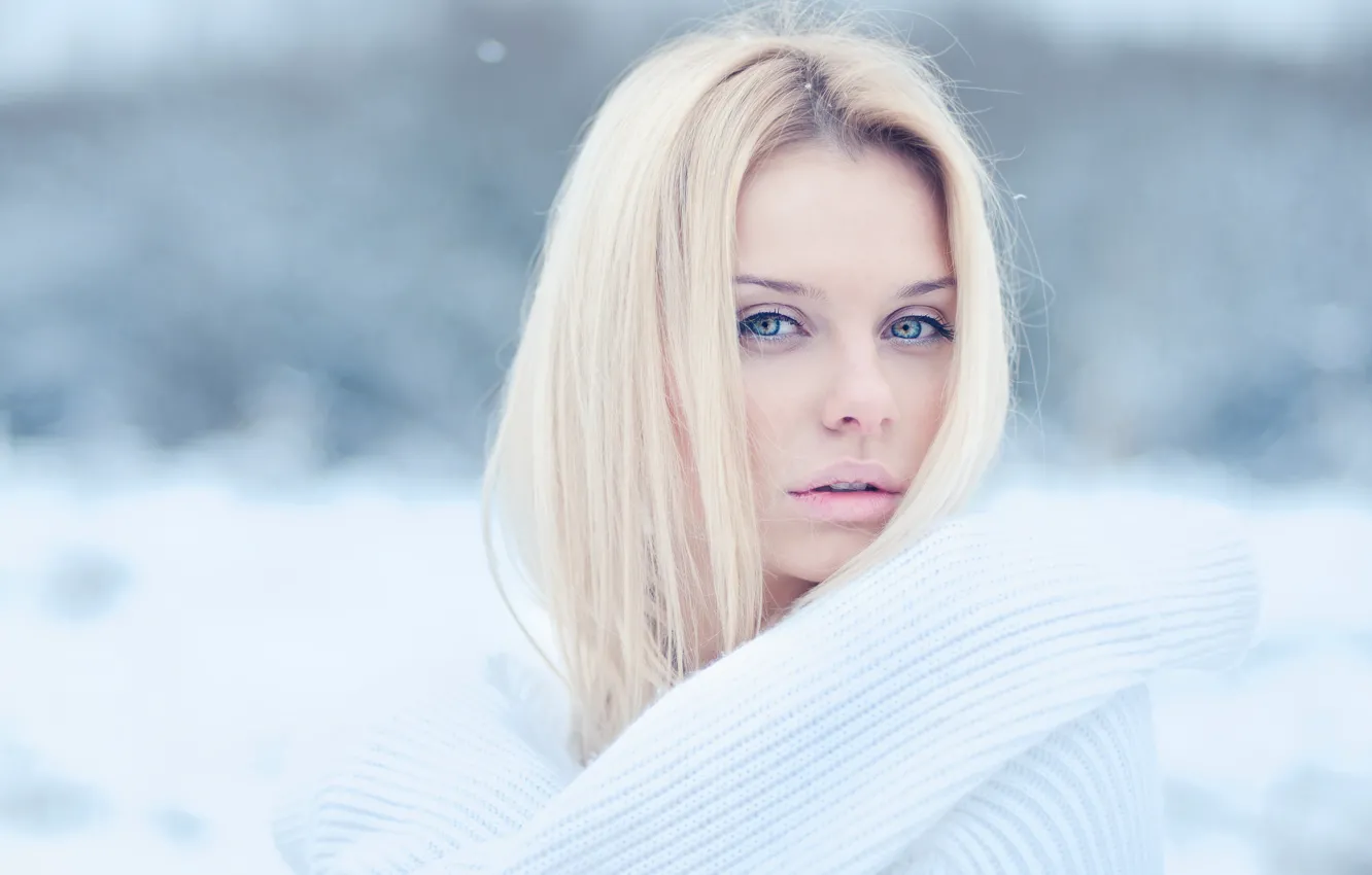 Фото обои холод, зима, глаза, взгляд, девушка, снег, ресницы, блондинка