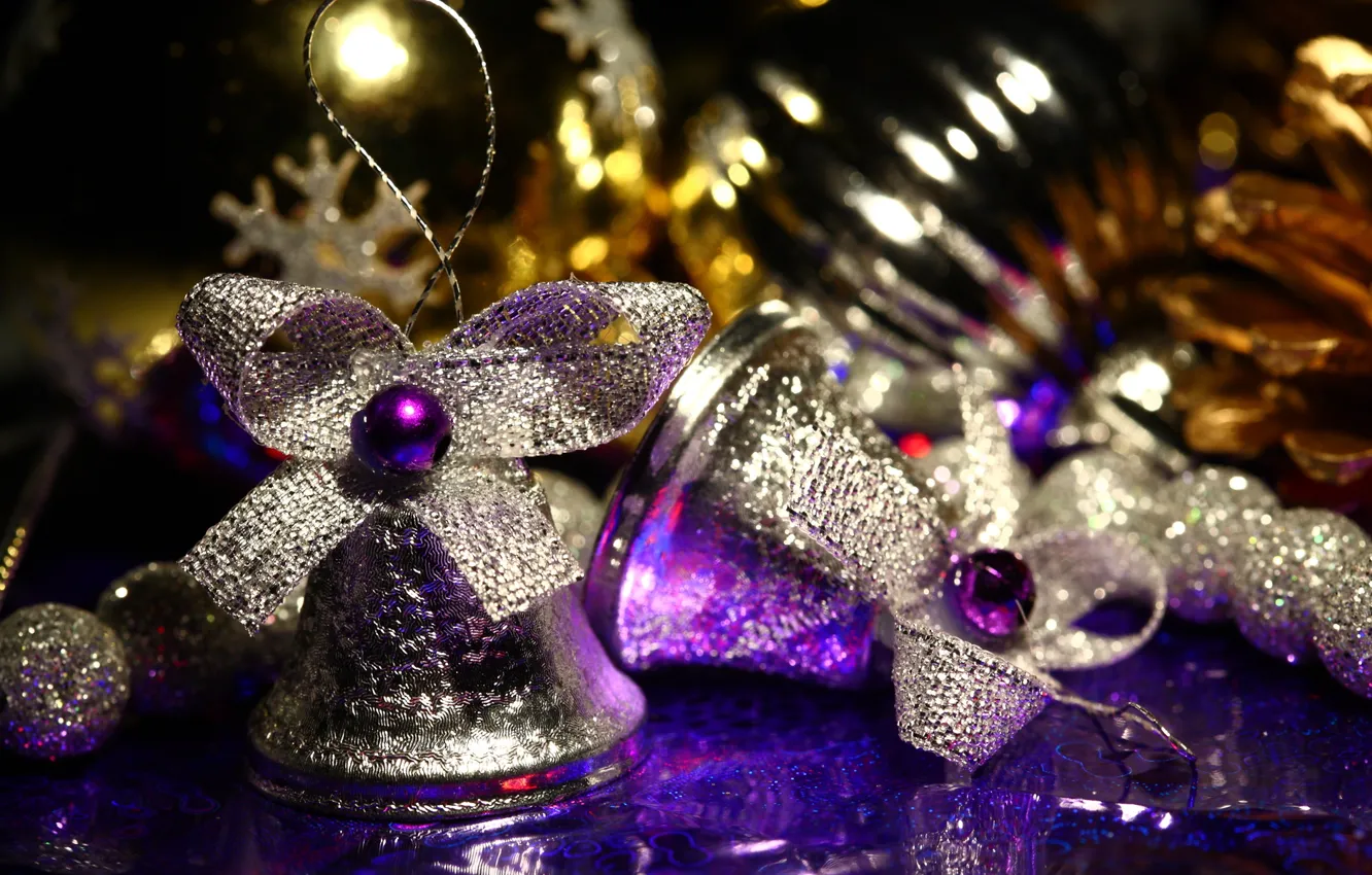 Фото обои макро, праздник, новый год, фиолетовые, бантики, new year, колокольчики, елочные игрушки