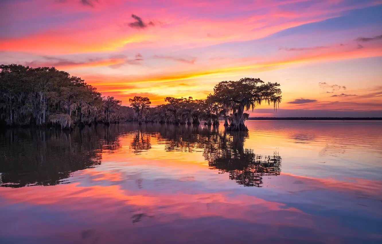 Фото обои небо, облака, деревья, закат, отражение, берег, водоем